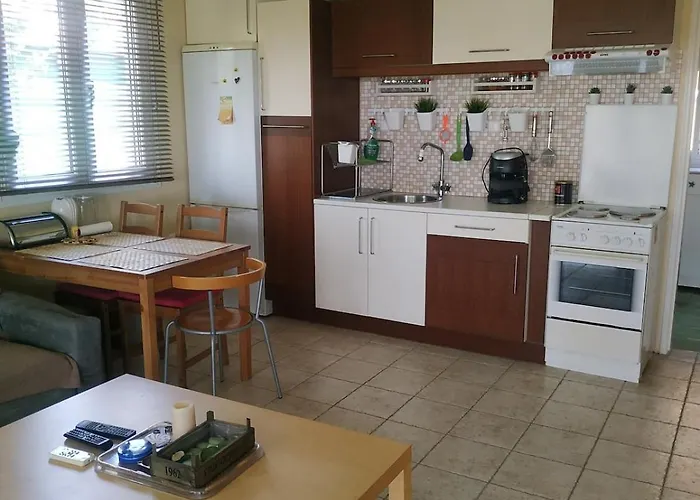 Elizabeth's * Vergia